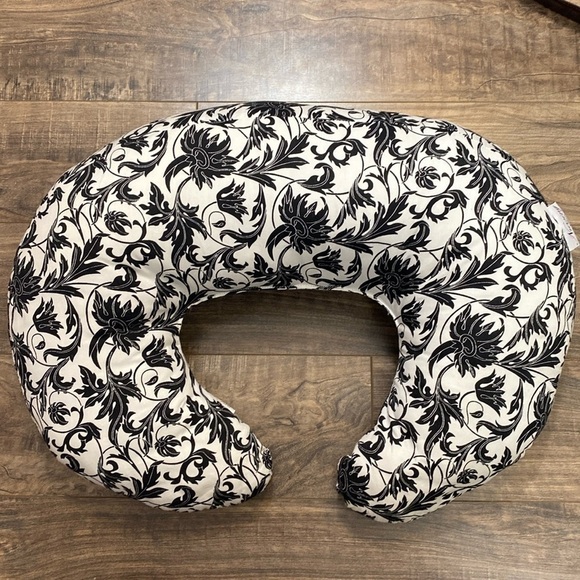 Nursing Pillow brand nursing pillow black and white floral print - Picture 1 of 4